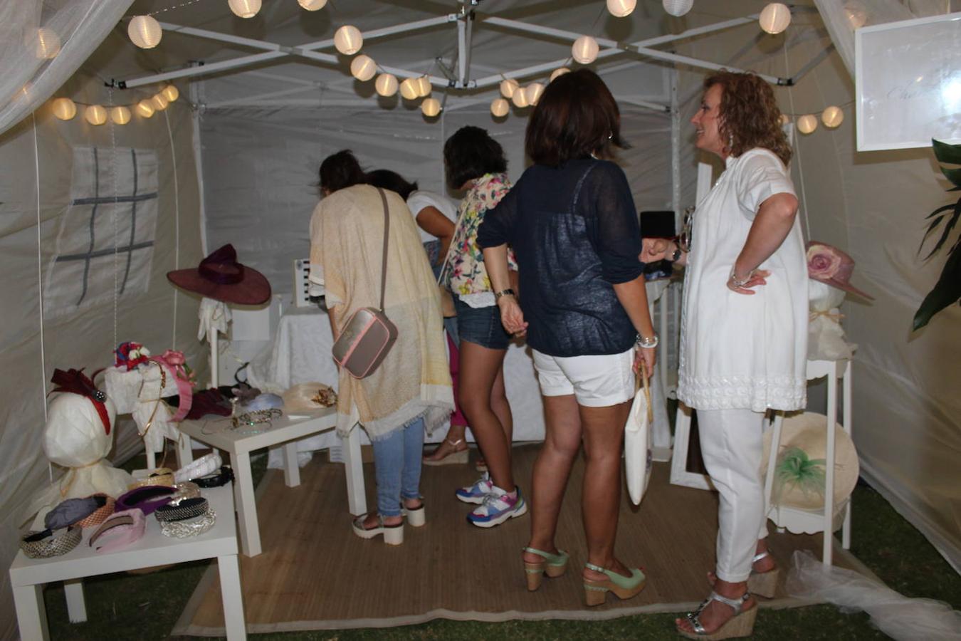 Almerimar ha vivido este fin de semana la tercera edición de su Sun Market. Una propuesta que trata de potenciar el tejido comercial de este núcleo costero, ofreciendo una muestra de su calidad. Para ello el campo de rugby, ubicado en la Playa de Poniente volvió a convertirse en escenario de un evento que cada año gana en seguimiento por saber crear una unión perfecta entre moda, música y gastronomía para generar una experiencia única para quienes la visitan. Así, durante el viernes por la noche y ayer sábado por la noche cerca de una veintena de negocios de Almerimar pero también de otros puntos del municipio como Balerma, participaron mostrando sus excelencias. Moda infantil, juvenil, de mujer y de hombre, bolsos, complementos para el pelo, collares, relojes, pendientes, calzado o gafas, junto a otros elementos como plantas o artículos de decoración. Un verdadero mercado pop up en un entorno muy especial, lleno de luz y color, donde los asistentes se encontraron con artistas, diseñadores, comerciantes, creativos y espacios gastronómicos.