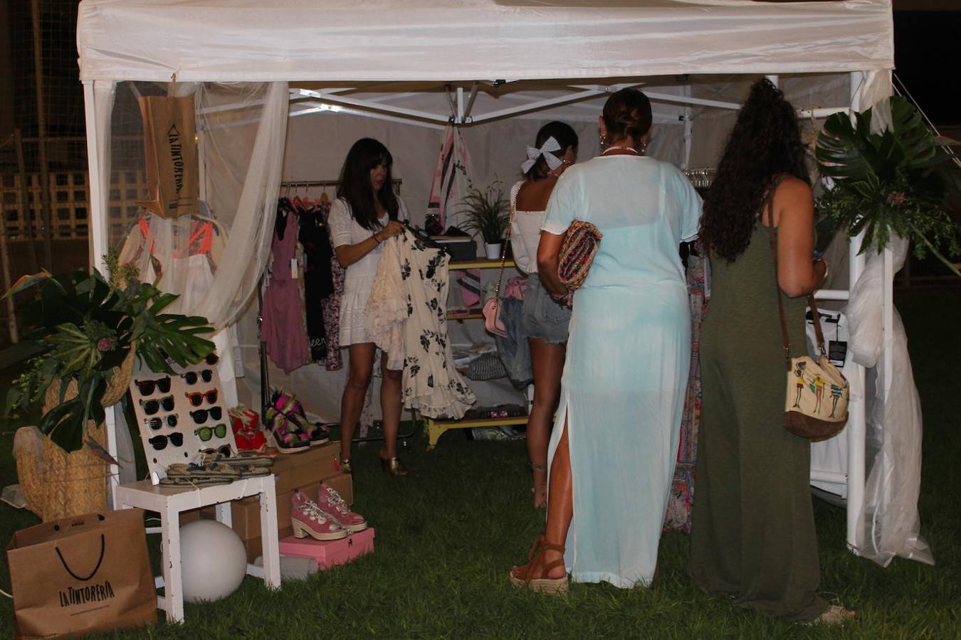 Almerimar ha vivido este fin de semana la tercera edición de su Sun Market. Una propuesta que trata de potenciar el tejido comercial de este núcleo costero, ofreciendo una muestra de su calidad. Para ello el campo de rugby, ubicado en la Playa de Poniente volvió a convertirse en escenario de un evento que cada año gana en seguimiento por saber crear una unión perfecta entre moda, música y gastronomía para generar una experiencia única para quienes la visitan. Así, durante el viernes por la noche y ayer sábado por la noche cerca de una veintena de negocios de Almerimar pero también de otros puntos del municipio como Balerma, participaron mostrando sus excelencias. Moda infantil, juvenil, de mujer y de hombre, bolsos, complementos para el pelo, collares, relojes, pendientes, calzado o gafas, junto a otros elementos como plantas o artículos de decoración. Un verdadero mercado pop up en un entorno muy especial, lleno de luz y color, donde los asistentes se encontraron con artistas, diseñadores, comerciantes, creativos y espacios gastronómicos.
