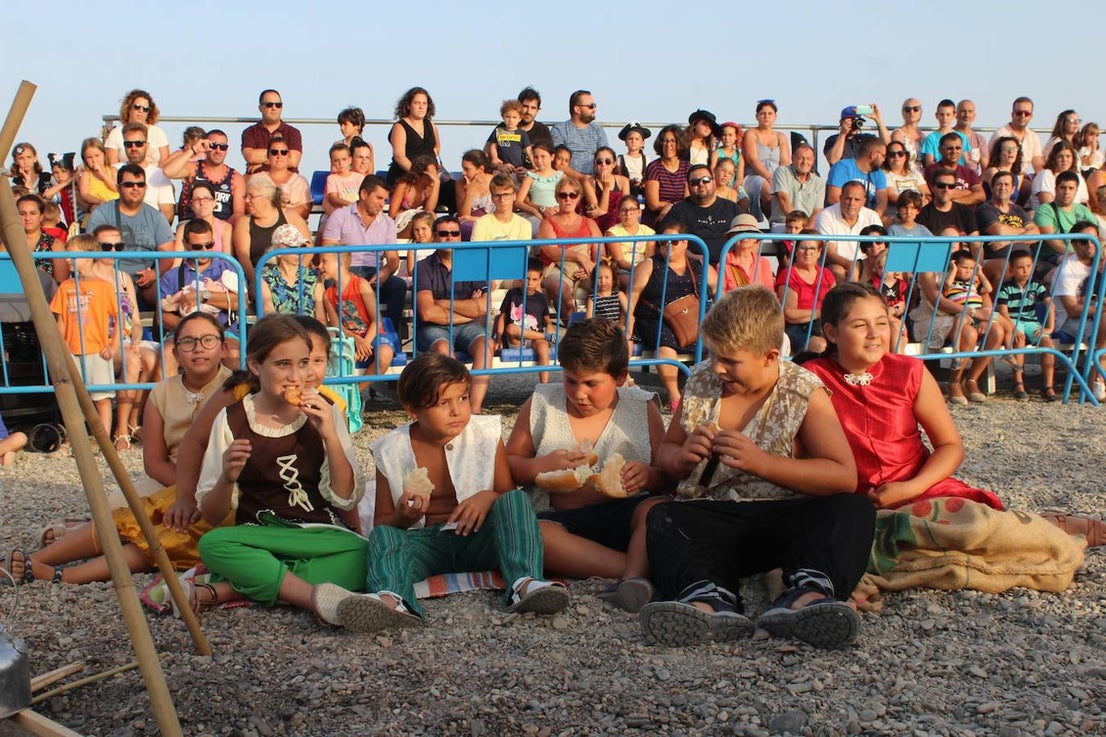 Miles de personas disfrutaron en la tarde noche de ayer con el Desembarco Pirata en la playa de Poniente de Almerimar. Una actividad que cada año gana en adeptos y que ayer permitió volver a acercar un trocito de la historia de esta zona a los asistentes. Un evento de gran plasticidad y trepidante ritmo que se vivió en la playa desde donde luego partió un colorido y animado pasacalles que recorrió el Puerto Deportivo para acabar en la Plaza Batel.