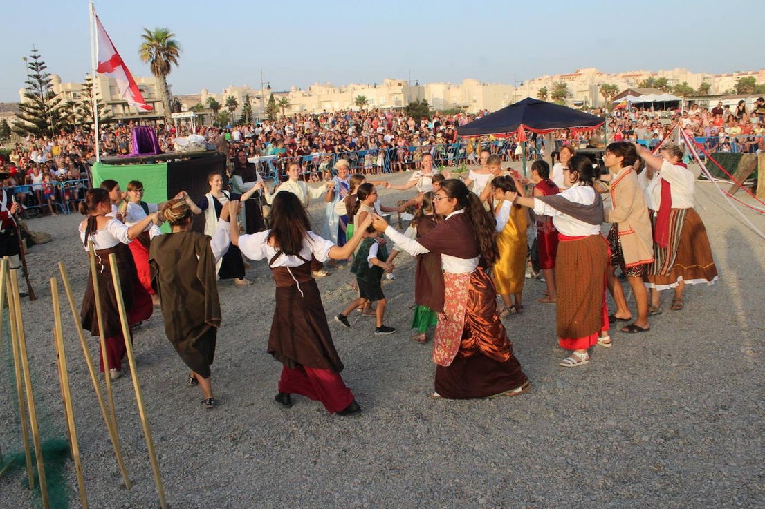 Miles de personas disfrutaron en la tarde noche de ayer con el Desembarco Pirata en la playa de Poniente de Almerimar. Una actividad que cada año gana en adeptos y que ayer permitió volver a acercar un trocito de la historia de esta zona a los asistentes. Un evento de gran plasticidad y trepidante ritmo que se vivió en la playa desde donde luego partió un colorido y animado pasacalles que recorrió el Puerto Deportivo para acabar en la Plaza Batel.
