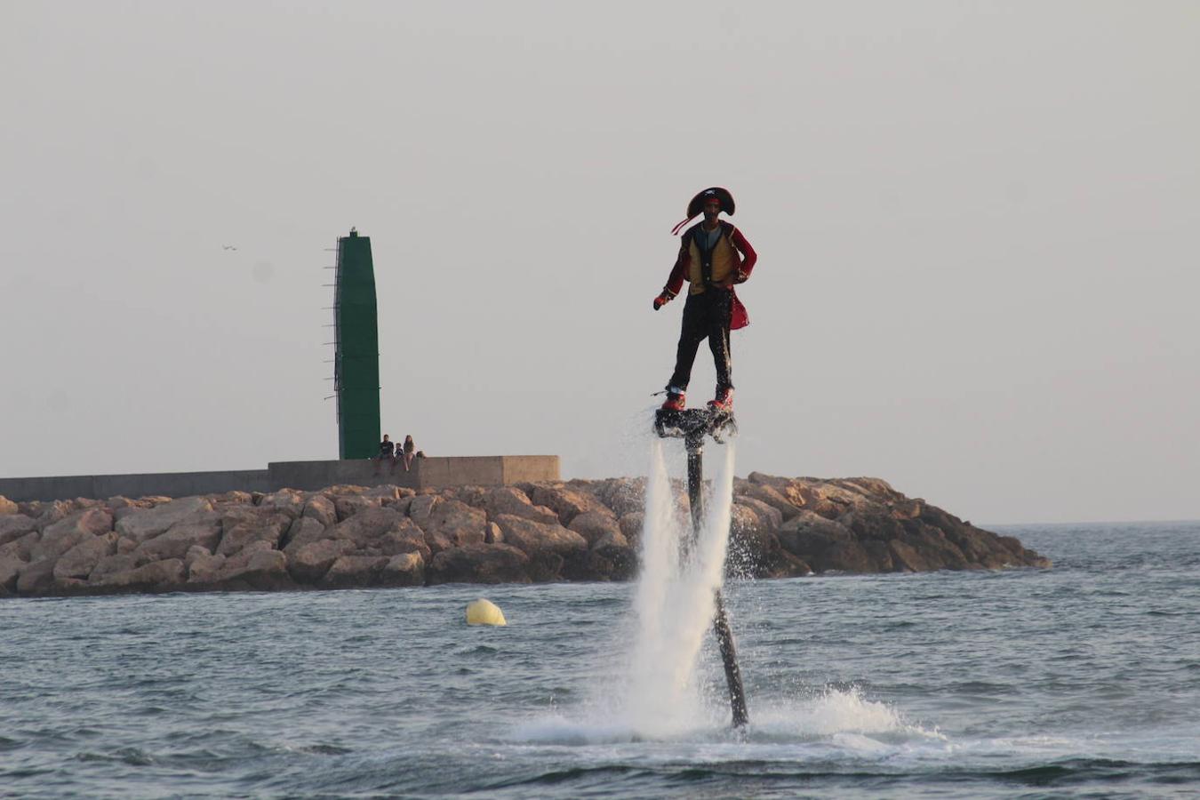 Miles de personas disfrutaron en la tarde noche de ayer con el Desembarco Pirata en la playa de Poniente de Almerimar. Una actividad que cada año gana en adeptos y que ayer permitió volver a acercar un trocito de la historia de esta zona a los asistentes. Un evento de gran plasticidad y trepidante ritmo que se vivió en la playa desde donde luego partió un colorido y animado pasacalles que recorrió el Puerto Deportivo para acabar en la Plaza Batel.