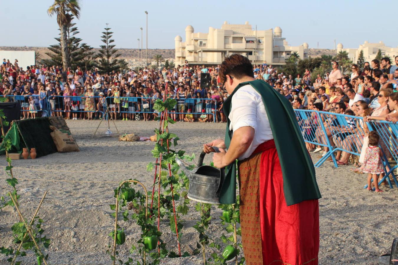 Miles de personas disfrutaron en la tarde noche de ayer con el Desembarco Pirata en la playa de Poniente de Almerimar. Una actividad que cada año gana en adeptos y que ayer permitió volver a acercar un trocito de la historia de esta zona a los asistentes. Un evento de gran plasticidad y trepidante ritmo que se vivió en la playa desde donde luego partió un colorido y animado pasacalles que recorrió el Puerto Deportivo para acabar en la Plaza Batel.