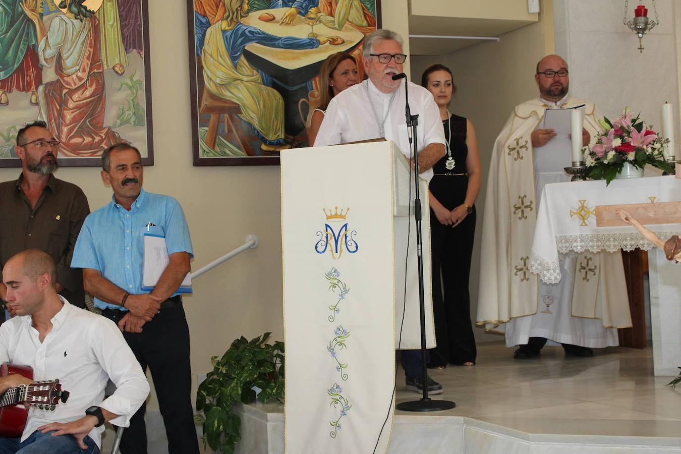 La Iglesia de la Sagrada Familia de Almerimar acogió este pasado domingo 4 de agosto un acto cargado de emotividad y sentimiento, ya que después de muchos años de trabajo y lucha, finalmente la Hermandad Nuestra Señora del Rocío de ElEjido echó a andar. Un hermoso acto que contó con la participación del Coro de la Hermandad. Fue el pasado mes de junio, coincidiendo con el día de Pentecostés, cuando el Obispo anunció la aprobación de la solicitud para configurarse en Hermandad. Y este domingo, la Hermana Mayor. Margarita Alcaide, y la primera Junta de Gobierno de esta Hermandad juró y tomó posesión de sus cargos. Un acto lleno de emoción y nervios, que provocó que incluso a algún miembro de la Junta de Gobierno se le quebrara en algún momento la voz durante su juramento.