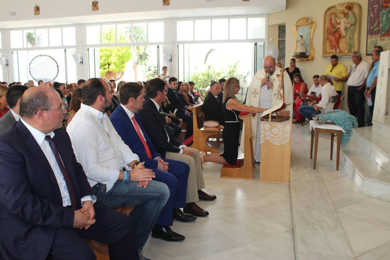 La Iglesia de la Sagrada Familia de Almerimar acogió este pasado domingo 4 de agosto un acto cargado de emotividad y sentimiento, ya que después de muchos años de trabajo y lucha, finalmente la Hermandad Nuestra Señora del Rocío de ElEjido echó a andar. Un hermoso acto que contó con la participación del Coro de la Hermandad. Fue el pasado mes de junio, coincidiendo con el día de Pentecostés, cuando el Obispo anunció la aprobación de la solicitud para configurarse en Hermandad. Y este domingo, la Hermana Mayor. Margarita Alcaide, y la primera Junta de Gobierno de esta Hermandad juró y tomó posesión de sus cargos. Un acto lleno de emoción y nervios, que provocó que incluso a algún miembro de la Junta de Gobierno se le quebrara en algún momento la voz durante su juramento.