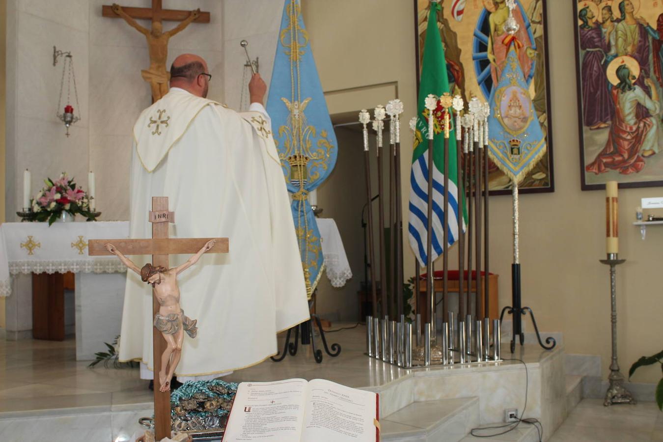 La Iglesia de la Sagrada Familia de Almerimar acogió este pasado domingo 4 de agosto un acto cargado de emotividad y sentimiento, ya que después de muchos años de trabajo y lucha, finalmente la Hermandad Nuestra Señora del Rocío de ElEjido echó a andar. Un hermoso acto que contó con la participación del Coro de la Hermandad. Fue el pasado mes de junio, coincidiendo con el día de Pentecostés, cuando el Obispo anunció la aprobación de la solicitud para configurarse en Hermandad. Y este domingo, la Hermana Mayor. Margarita Alcaide, y la primera Junta de Gobierno de esta Hermandad juró y tomó posesión de sus cargos. Un acto lleno de emoción y nervios, que provocó que incluso a algún miembro de la Junta de Gobierno se le quebrara en algún momento la voz durante su juramento.