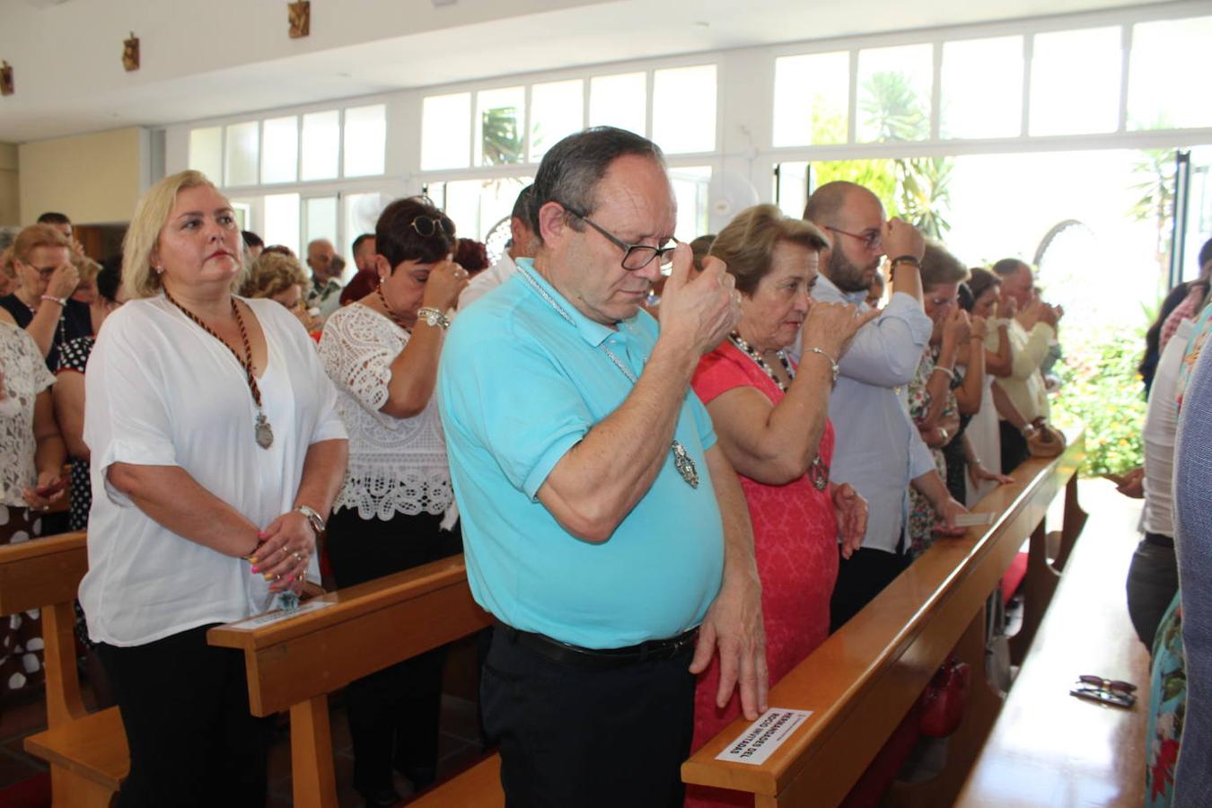 La Iglesia de la Sagrada Familia de Almerimar acogió este pasado domingo 4 de agosto un acto cargado de emotividad y sentimiento, ya que después de muchos años de trabajo y lucha, finalmente la Hermandad Nuestra Señora del Rocío de ElEjido echó a andar. Un hermoso acto que contó con la participación del Coro de la Hermandad. Fue el pasado mes de junio, coincidiendo con el día de Pentecostés, cuando el Obispo anunció la aprobación de la solicitud para configurarse en Hermandad. Y este domingo, la Hermana Mayor. Margarita Alcaide, y la primera Junta de Gobierno de esta Hermandad juró y tomó posesión de sus cargos. Un acto lleno de emoción y nervios, que provocó que incluso a algún miembro de la Junta de Gobierno se le quebrara en algún momento la voz durante su juramento.