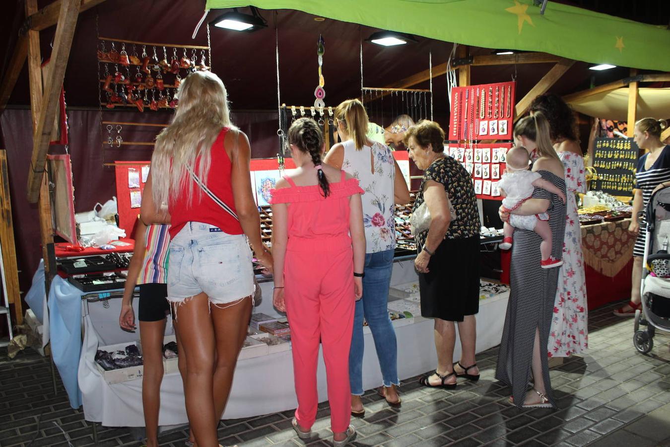 Desde el pasado viernes por la noche el núcleo de Almerimar está disfrutando de una de las propuestas fijas en su calendario veraniego pero que cada año llega con novedades. En esta línea, durante las noches de viernes, sábado y domingo, la calle Galéon se convierte en escenario del mercado temático 'Mil y una Estrellas'. Un evento por el que durante el viernes por la noche y anoche pasaron miles de personas y que aún es posible visitar hoy de siete a una de la madrugada.