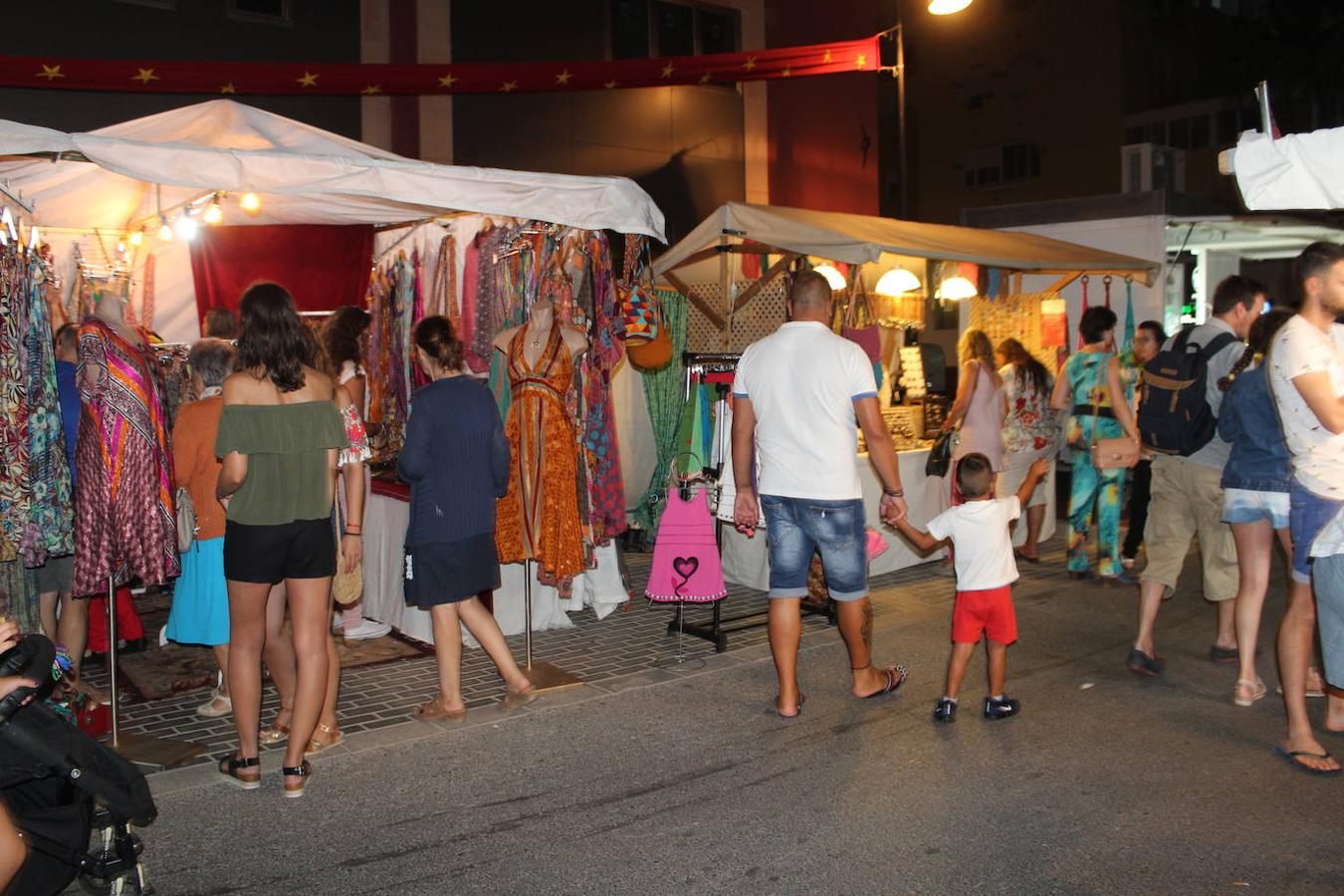 Desde el pasado viernes por la noche el núcleo de Almerimar está disfrutando de una de las propuestas fijas en su calendario veraniego pero que cada año llega con novedades. En esta línea, durante las noches de viernes, sábado y domingo, la calle Galéon se convierte en escenario del mercado temático 'Mil y una Estrellas'. Un evento por el que durante el viernes por la noche y anoche pasaron miles de personas y que aún es posible visitar hoy de siete a una de la madrugada.