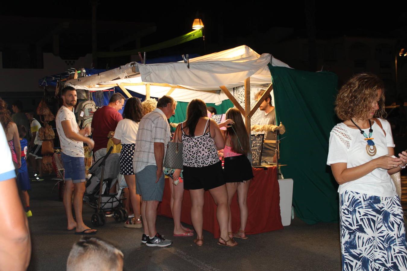 Desde el pasado viernes por la noche el núcleo de Almerimar está disfrutando de una de las propuestas fijas en su calendario veraniego pero que cada año llega con novedades. En esta línea, durante las noches de viernes, sábado y domingo, la calle Galéon se convierte en escenario del mercado temático 'Mil y una Estrellas'. Un evento por el que durante el viernes por la noche y anoche pasaron miles de personas y que aún es posible visitar hoy de siete a una de la madrugada.