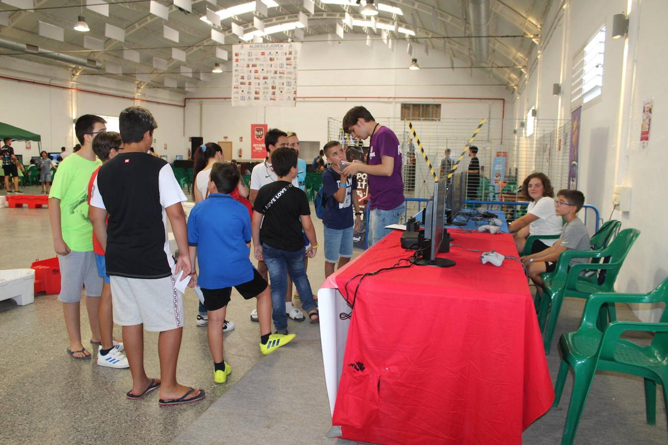 Pese a que es pleno mes de agosto, con muchas personas de vacaciones o en la playa, desde antes de las diez de la mañana fueron muchos los jóvenes y niños que ayer hacían cola en la puerta de el Centro Cultural de Santa María del Águila para no perderse ni un minuto de las 11 horas de juego que les esperaban por delante en XpoBit On Tour, evento del mundo de los videojuegos que hizo parada ayer en este núcleo ejidense, organizado por DBK junto a la Asociación Aldeílla Joven y con la colaboración de la Junta Local. Un evento en el que la Asociación Soy Especial y Qué se hizo cargo de la barra en su incansable labor de búsqueda de recursos para llevar a cabo proyectos para los niños de la asociación.