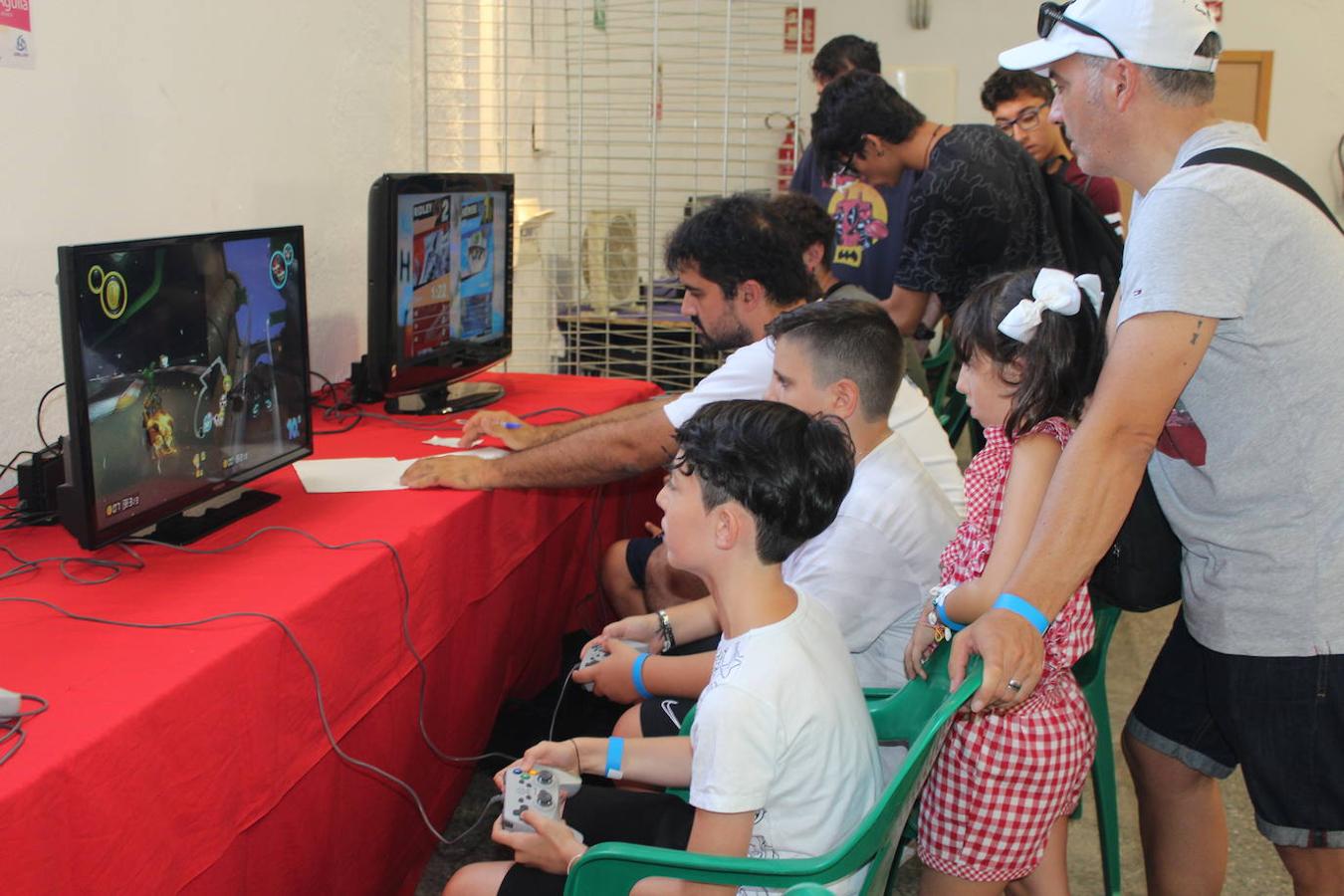 Pese a que es pleno mes de agosto, con muchas personas de vacaciones o en la playa, desde antes de las diez de la mañana fueron muchos los jóvenes y niños que ayer hacían cola en la puerta de el Centro Cultural de Santa María del Águila para no perderse ni un minuto de las 11 horas de juego que les esperaban por delante en XpoBit On Tour, evento del mundo de los videojuegos que hizo parada ayer en este núcleo ejidense, organizado por DBK junto a la Asociación Aldeílla Joven y con la colaboración de la Junta Local. Un evento en el que la Asociación Soy Especial y Qué se hizo cargo de la barra en su incansable labor de búsqueda de recursos para llevar a cabo proyectos para los niños de la asociación.