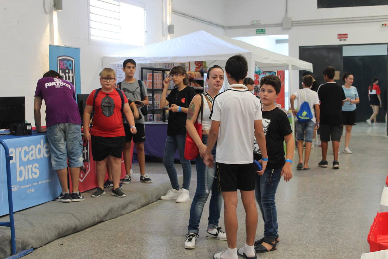 Pese a que es pleno mes de agosto, con muchas personas de vacaciones o en la playa, desde antes de las diez de la mañana fueron muchos los jóvenes y niños que ayer hacían cola en la puerta de el Centro Cultural de Santa María del Águila para no perderse ni un minuto de las 11 horas de juego que les esperaban por delante en XpoBit On Tour, evento del mundo de los videojuegos que hizo parada ayer en este núcleo ejidense, organizado por DBK junto a la Asociación Aldeílla Joven y con la colaboración de la Junta Local. Un evento en el que la Asociación Soy Especial y Qué se hizo cargo de la barra en su incansable labor de búsqueda de recursos para llevar a cabo proyectos para los niños de la asociación.