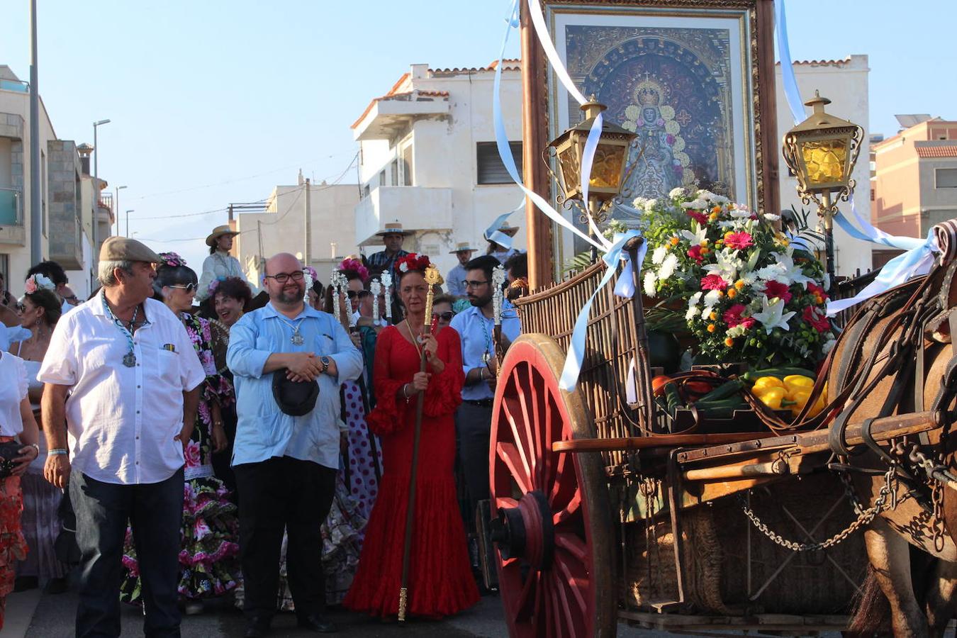 Emocionante, bello y espectacular pueden ser tres de los calificativos que definan lo que el sábado por la tarde noche se vivió entre Guardias Viejas y Almerimar con la VIRomería-Convivencia que organizan el Ayuntamiento de El Ejido, la Parroquia Sagrada Familia y la Hermandad de Nuestra Señora del Rocío, ya constituida como tal, que tiene como objetivo homenajear y venerar a la 'Blanca Paloma'.