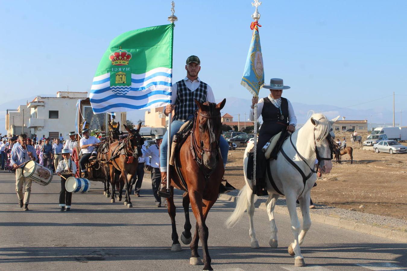 Emocionante, bello y espectacular pueden ser tres de los calificativos que definan lo que el sábado por la tarde noche se vivió entre Guardias Viejas y Almerimar con la VIRomería-Convivencia que organizan el Ayuntamiento de El Ejido, la Parroquia Sagrada Familia y la Hermandad de Nuestra Señora del Rocío, ya constituida como tal, que tiene como objetivo homenajear y venerar a la 'Blanca Paloma'.