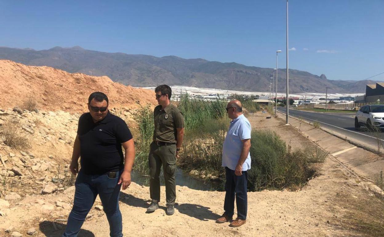 Las labores de desbroce de caminos rurales siguen en verano
