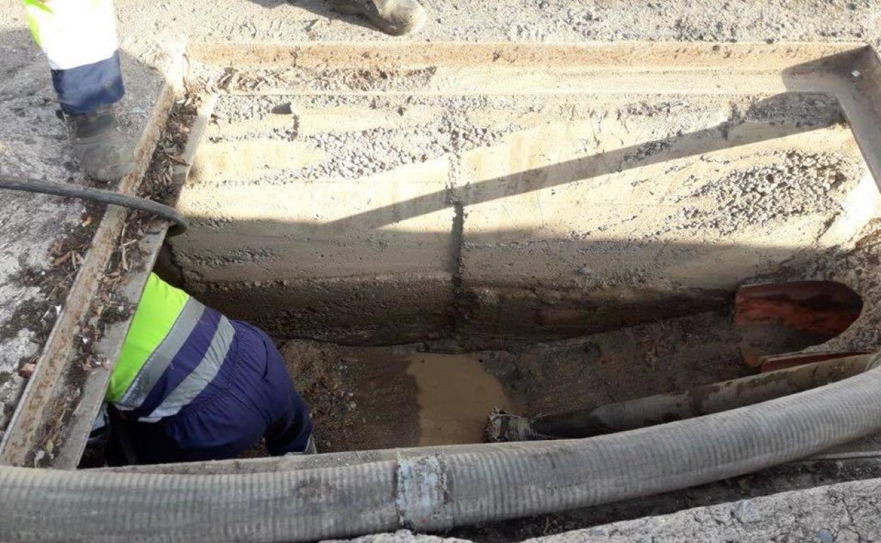 El Consistorio intensifica la limpieza de imbornales antes del período de lluvias