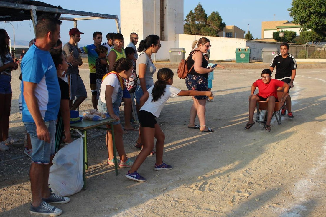 El núcleo ejidense de San Agustín continúa disfrutando de la amplia y variada programación elaborada por la Junta Local con motivo de sus fiestas patronales en honor de San Agustín y la Virgen de La Consolación, que se desarrollan hasta mañana domingo. Tras la disputa del Rally de Carretillas y el Lanzamiento de Bolsos del jueves, las fiestas continuaron ayer con la caza del marranillo y el tiro con cuerda y con barra entre los adultos.