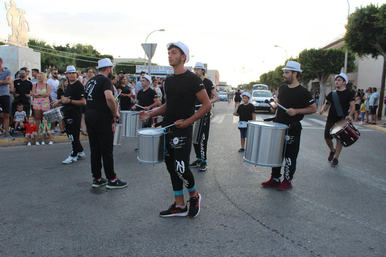 El núcleo de San Agustín acogió el pasado sábado por la tarde noche el tradicional Encuentro Comarcal de Bandas de Cornetas, Tambores y Mayorettes que este año alcanzó su 28 edición. Un evento organizado por la Asociación Ajusa, con la colaboración del Ayuntamiento de El Ejido, la Diputación de Almería y ayuntamientos y empresas de la comarca. En esta edición los grupos participantes fueron la Agrupación Musical Cristo del Amor, de El Ejido; Alejú Servicios Culturales, que desplegó un espectáculo de gran belleza y plasticidad artística, con un vestuario de magia e ilusión; Animación Los Piratas, de Berja; Majorettes Blue Wave, de Balanegra; Animación y Baile Academia Rocío Moreno, de Roquetas de Mar; Majorettes El Siguiente Paso, de Vícar; Animación Club Deportivo Twirling-Majorettes Clave, de La Mojonera y Animación Dance Crew SA de San Agustín.