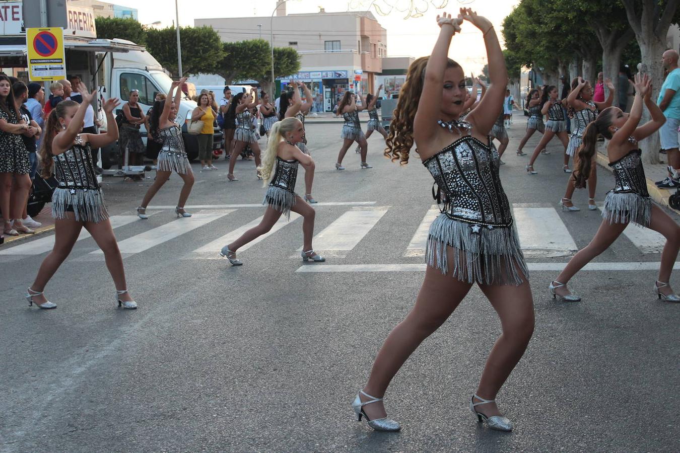 El núcleo de San Agustín acogió el pasado sábado por la tarde noche el tradicional Encuentro Comarcal de Bandas de Cornetas, Tambores y Mayorettes que este año alcanzó su 28 edición. Un evento organizado por la Asociación Ajusa, con la colaboración del Ayuntamiento de El Ejido, la Diputación de Almería y ayuntamientos y empresas de la comarca. En esta edición los grupos participantes fueron la Agrupación Musical Cristo del Amor, de El Ejido; Alejú Servicios Culturales, que desplegó un espectáculo de gran belleza y plasticidad artística, con un vestuario de magia e ilusión; Animación Los Piratas, de Berja; Majorettes Blue Wave, de Balanegra; Animación y Baile Academia Rocío Moreno, de Roquetas de Mar; Majorettes El Siguiente Paso, de Vícar; Animación Club Deportivo Twirling-Majorettes Clave, de La Mojonera y Animación Dance Crew SA de San Agustín.