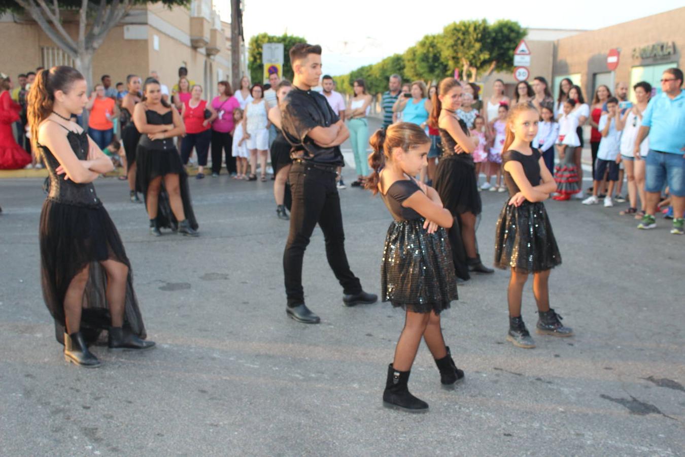 El núcleo de San Agustín acogió el pasado sábado por la tarde noche el tradicional Encuentro Comarcal de Bandas de Cornetas, Tambores y Mayorettes que este año alcanzó su 28 edición. Un evento organizado por la Asociación Ajusa, con la colaboración del Ayuntamiento de El Ejido, la Diputación de Almería y ayuntamientos y empresas de la comarca. En esta edición los grupos participantes fueron la Agrupación Musical Cristo del Amor, de El Ejido; Alejú Servicios Culturales, que desplegó un espectáculo de gran belleza y plasticidad artística, con un vestuario de magia e ilusión; Animación Los Piratas, de Berja; Majorettes Blue Wave, de Balanegra; Animación y Baile Academia Rocío Moreno, de Roquetas de Mar; Majorettes El Siguiente Paso, de Vícar; Animación Club Deportivo Twirling-Majorettes Clave, de La Mojonera y Animación Dance Crew SA de San Agustín.