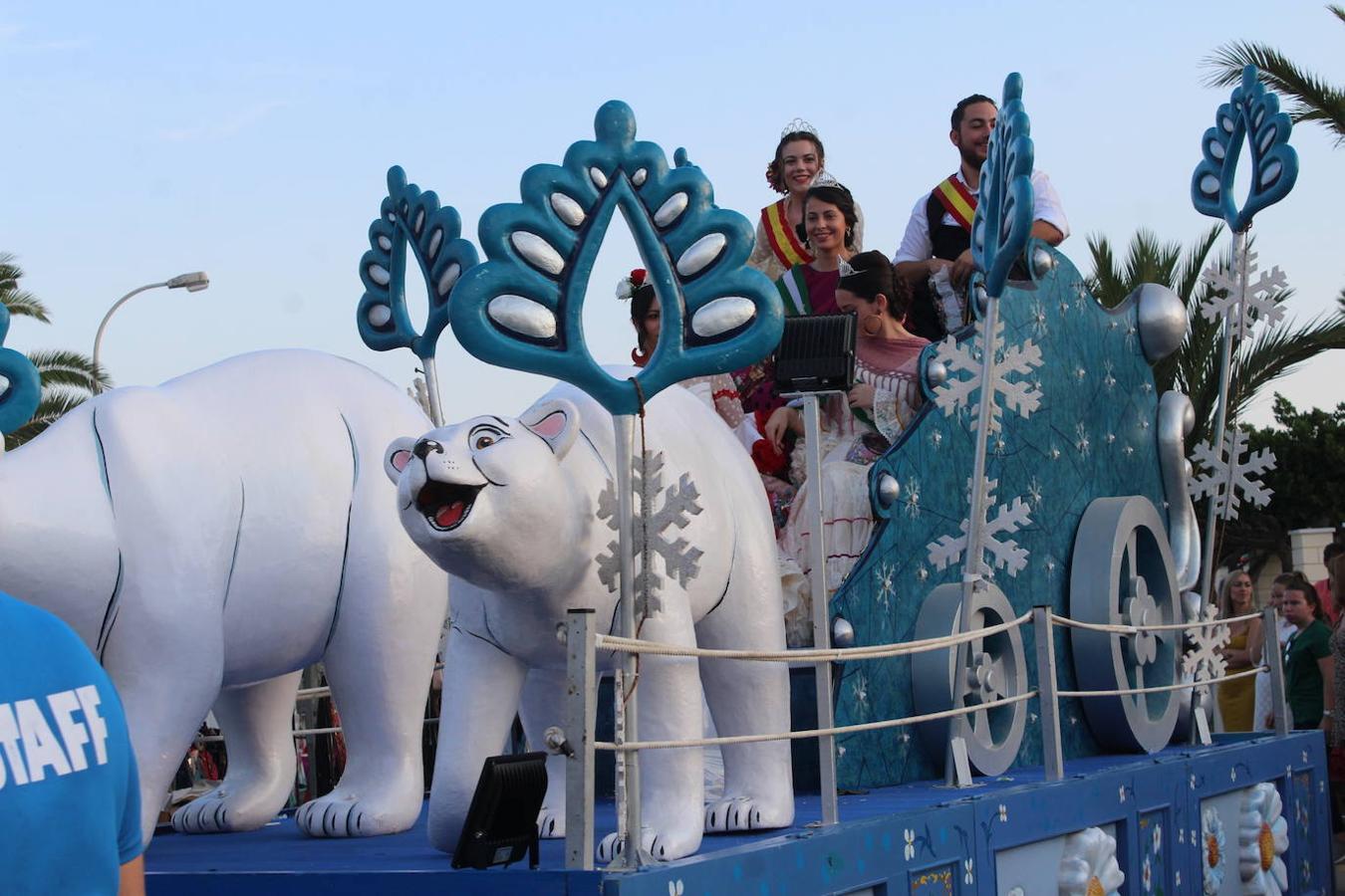 El núcleo de San Agustín acogió el pasado sábado por la tarde noche el tradicional Encuentro Comarcal de Bandas de Cornetas, Tambores y Mayorettes que este año alcanzó su 28 edición. Un evento organizado por la Asociación Ajusa, con la colaboración del Ayuntamiento de El Ejido, la Diputación de Almería y ayuntamientos y empresas de la comarca. En esta edición los grupos participantes fueron la Agrupación Musical Cristo del Amor, de El Ejido; Alejú Servicios Culturales, que desplegó un espectáculo de gran belleza y plasticidad artística, con un vestuario de magia e ilusión; Animación Los Piratas, de Berja; Majorettes Blue Wave, de Balanegra; Animación y Baile Academia Rocío Moreno, de Roquetas de Mar; Majorettes El Siguiente Paso, de Vícar; Animación Club Deportivo Twirling-Majorettes Clave, de La Mojonera y Animación Dance Crew SA de San Agustín.