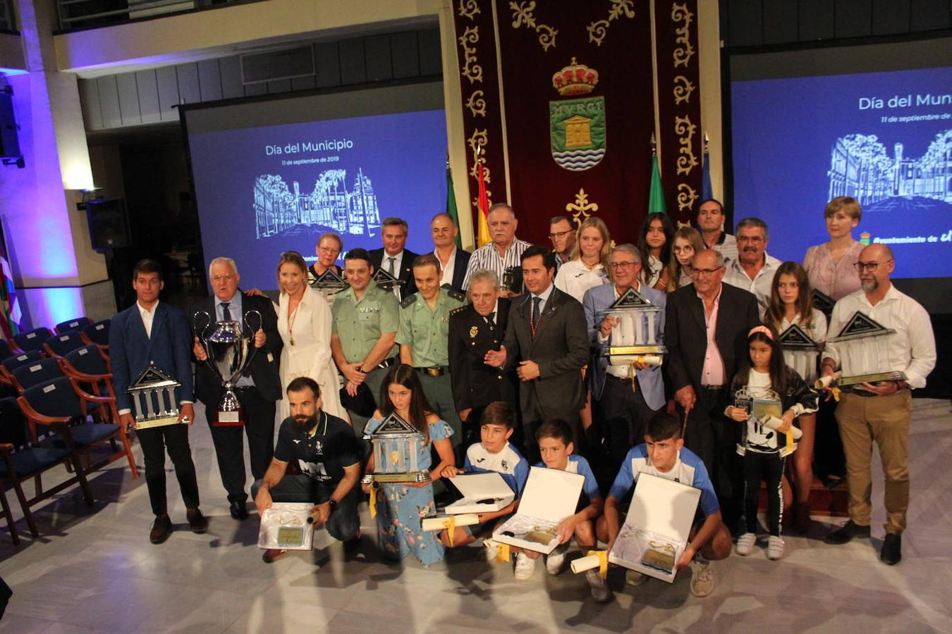 El Patio de Luces del Ayuntamiento se convirtió anoche en el escenario de la celebración del XXXVII aniversario desde la segregación de Dalías y Celín de El Ejido, con un acto en el que además de recordar el pasado y ensalzar el futuro, también se llevó a cabo un especial y emotivo homenaje al cuerpo de la Guardia Civil por su 175 aniversario y al comisario jefe de la Policía Nacional de El Ejido, Ángel Fernández, por su dedicación durante 20 años de trabajo en el municipio. Una celebración que como cada año contó no sólo con la presencia de todos los miembros de la Corporación Municipal actual, sino también con destacadas autoridades provinciales, civiles y militares, además de numerosos vecinos. Asimismo, se hizo entrega de unas distinciones a los funcionarios que se jubilan y de los Premios Anuales al Deporte Ejidense.