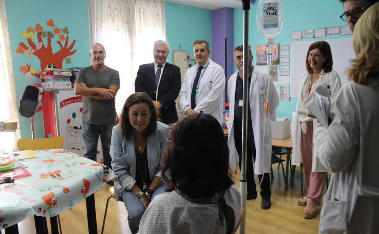 La delegada de Educación inaugura el curso en el Aula Hospitalaria del Poniente