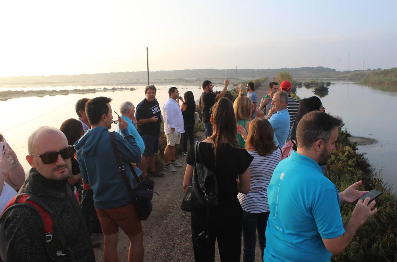 El área de Turismo del Ayuntamiento de El Ejido llevó a cabo a lo largo de la jornada del sábado un intenso programa para mostrar a empresarios, agentes del sector turístico y servicios del municipio y medios de comunicación una parte de la amplia oferta complementaria que el municipio ejidense puede ofrecer a residentes y visitantes, y que viene a sumarse a su patrimonio histórico y cultural. Una jornada que permitió también a los asistentes disfrutar en primera persona de una amplia selección de actividades y que se llevó a cabo con motivo del Día Mundial del Turismo. Así, desde las ocho de la mañana y hasta cerca de las nueve de la noche se pudo disfrutar de naturaleza, velocidad, mar, deporte y productos típicos de la tierra, para terminar con una visita en la que detener el tiempo para apreciar el momento.