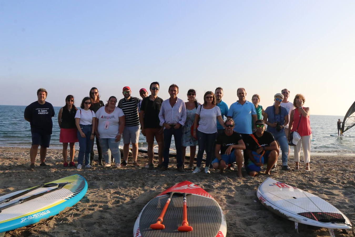 El área de Turismo del Ayuntamiento de El Ejido llevó a cabo a lo largo de la jornada del sábado un intenso programa para mostrar a empresarios, agentes del sector turístico y servicios del municipio y medios de comunicación una parte de la amplia oferta complementaria que el municipio ejidense puede ofrecer a residentes y visitantes, y que viene a sumarse a su patrimonio histórico y cultural. Una jornada que permitió también a los asistentes disfrutar en primera persona de una amplia selección de actividades y que se llevó a cabo con motivo del Día Mundial del Turismo. Así, desde las ocho de la mañana y hasta cerca de las nueve de la noche se pudo disfrutar de naturaleza, velocidad, mar, deporte y productos típicos de la tierra, para terminar con una visita en la que detener el tiempo para apreciar el momento.