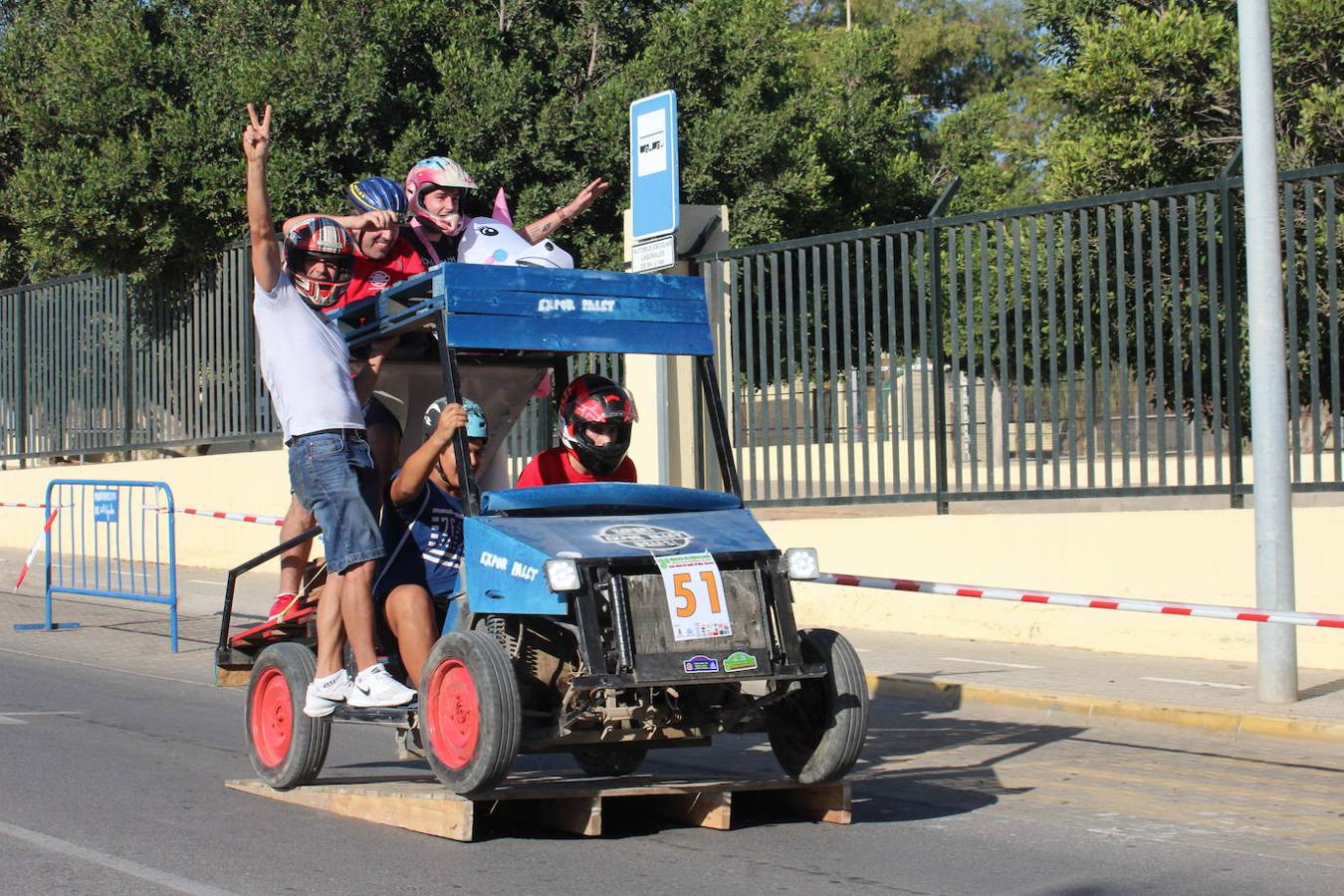 El núcleo de Santa María del Águila disfrutó en la tarde del sábado de un evento que edición tras edición sigue ganando adeptos y haciendo disfrutar a mayores, jóvenes y pequeños. La asociación Aldeílla Joven, en colaboración con la Junta Local de esta localidad, llevó a cabo su III Carrera de Autos Locos y Drift Trikes. Un evento que llenó las calles de este núcleo de originalidad en la que los bólidos participantes tuvieron la ocasión de demostrar su habilidad durante los casi 600 metros de circuito diseñados para la ocasión, con saltos y resaltos, rotondas y chicanes, para hacerlo más divertido y emocionante, pero delimitado por vallas y cinta señalizadora para mayor seguridad.