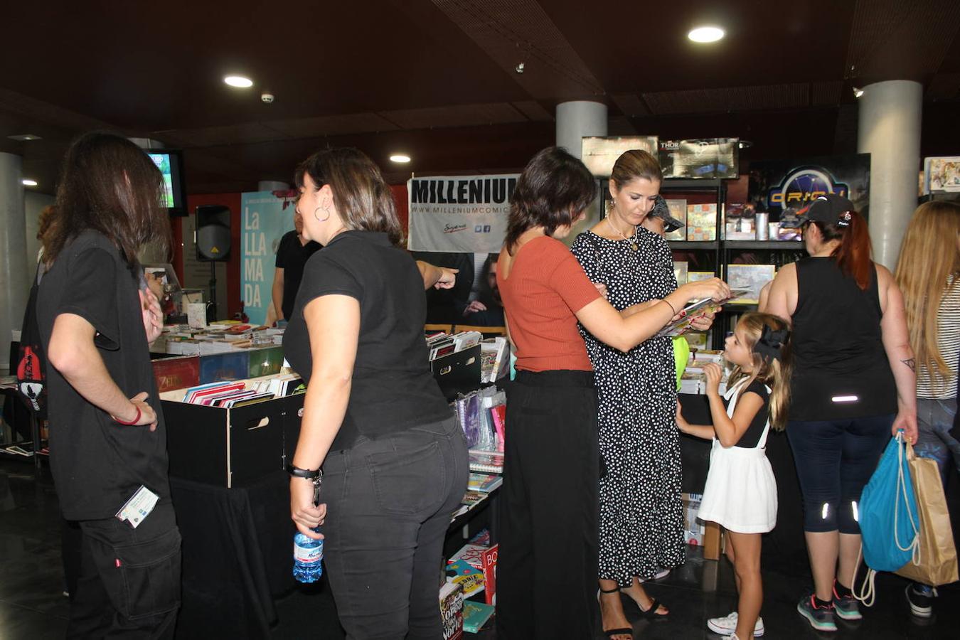 El Auditorio de El Ejido se convirtió este fin de semana en escenario de la fiesta del tebeo más importante de la provincia, Festicomic, y que abarca todos los géneros, desde aventuras, fantástico, terror, aventuras hasta costumbrista. Una cita con los superhéroes, personajes de ficción y de videojuegos. Miles de personas participaron tanto durante la jornada del sábado como la del domingo en las diferentes actividades que se llevaron a cabo. 