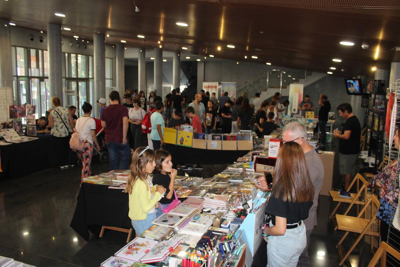 El Auditorio de El Ejido se convirtió este fin de semana en escenario de la fiesta del tebeo más importante de la provincia, Festicomic, y que abarca todos los géneros, desde aventuras, fantástico, terror, aventuras hasta costumbrista. Una cita con los superhéroes, personajes de ficción y de videojuegos. Miles de personas participaron tanto durante la jornada del sábado como la del domingo en las diferentes actividades que se llevaron a cabo. 