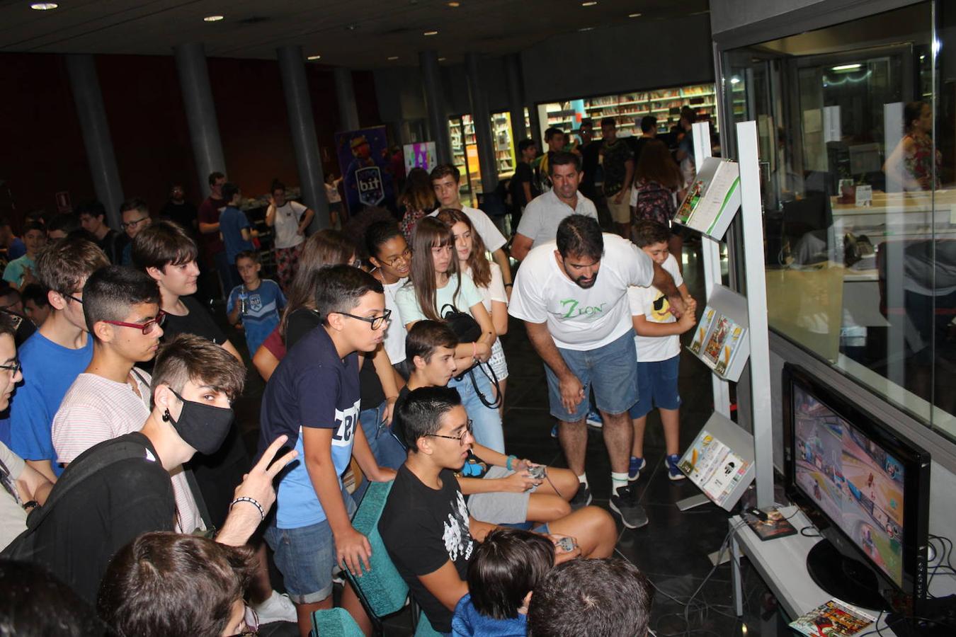 El Auditorio de El Ejido se convirtió este fin de semana en escenario de la fiesta del tebeo más importante de la provincia, Festicomic, y que abarca todos los géneros, desde aventuras, fantástico, terror, aventuras hasta costumbrista. Una cita con los superhéroes, personajes de ficción y de videojuegos. Miles de personas participaron tanto durante la jornada del sábado como la del domingo en las diferentes actividades que se llevaron a cabo. 