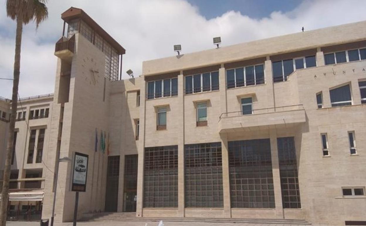Muerte violenta en Almería | El Ayuntamiento de El Ejido convoca un minuto de silencio y Vox otro por «violencia intrafamiliar»