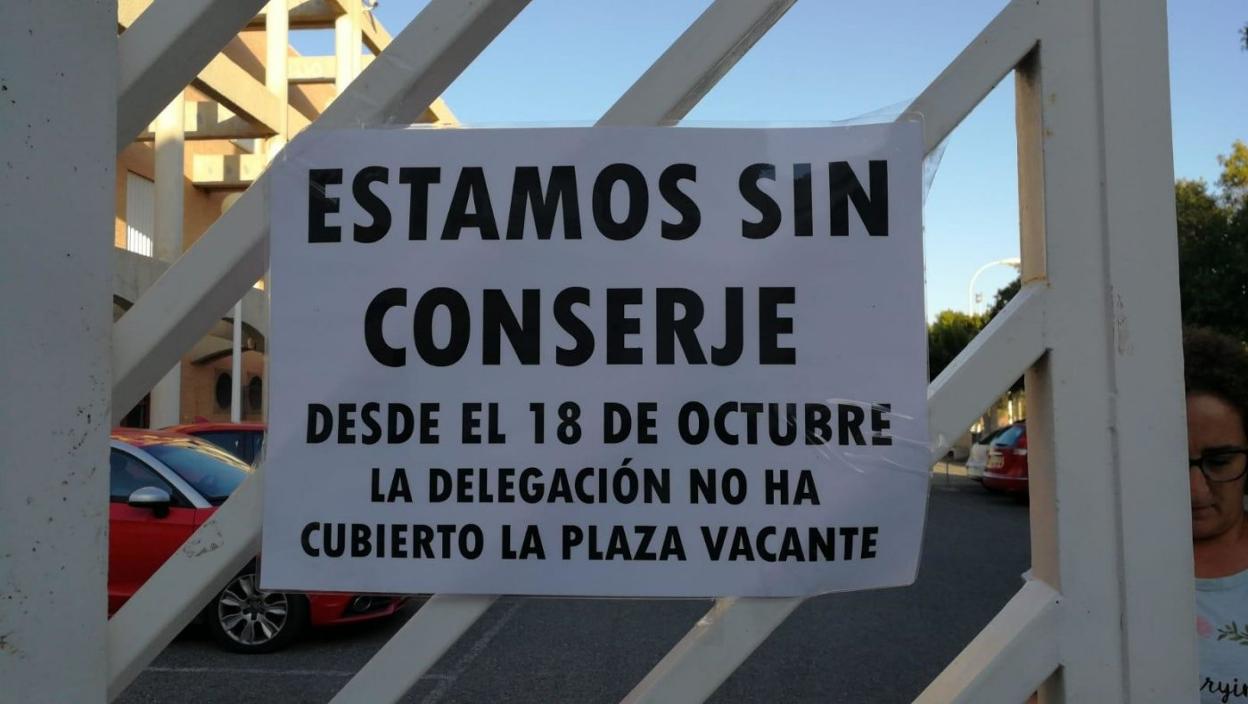 Este es el cartel que reza a la puerta del centro, para información de padres y para denunciar la situación.