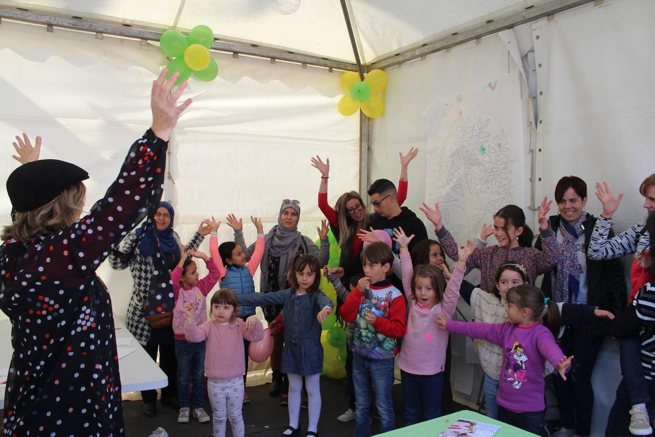 Talleres, charlas y demostraciones para niños y mayores, junto a una muestra de lo que los comercios del municipio pueden ofrecer a sus vecinos, así como actuaciones muTsicales fueron algunas de las actividades que se desarrollaron durante la jornada del sábado en la Plaza Mayor de El Ejido desde las once de la mañana y hasta las ocho de la tarde, en el marco de la celebración de la primera edición de la Feria del Comercio y la Innovación, organizada por el área de Comercio del Ayuntamiento de El Ejido en colaboración con la nueva asociación de comerciantes Innova, Crece y Brilla. 