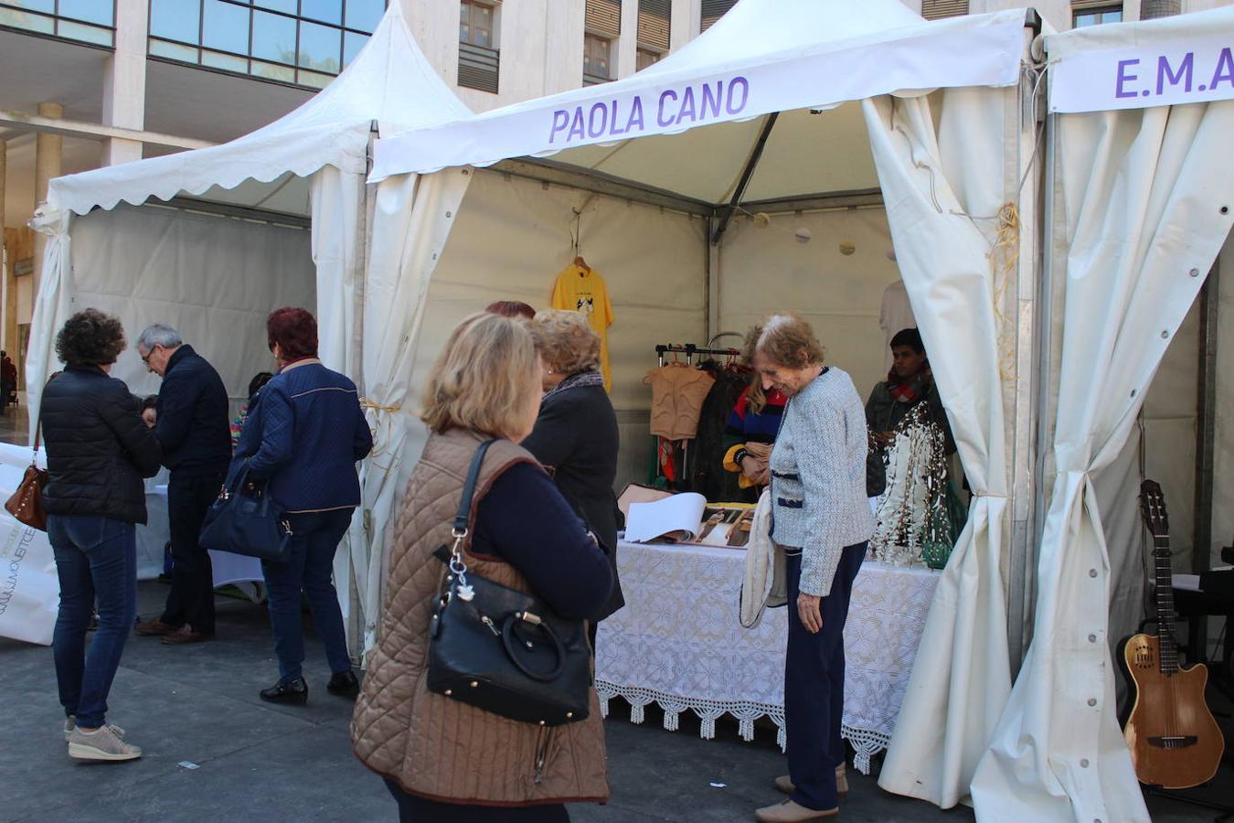 Talleres, charlas y demostraciones para niños y mayores, junto a una muestra de lo que los comercios del municipio pueden ofrecer a sus vecinos, así como actuaciones muTsicales fueron algunas de las actividades que se desarrollaron durante la jornada del sábado en la Plaza Mayor de El Ejido desde las once de la mañana y hasta las ocho de la tarde, en el marco de la celebración de la primera edición de la Feria del Comercio y la Innovación, organizada por el área de Comercio del Ayuntamiento de El Ejido en colaboración con la nueva asociación de comerciantes Innova, Crece y Brilla. 