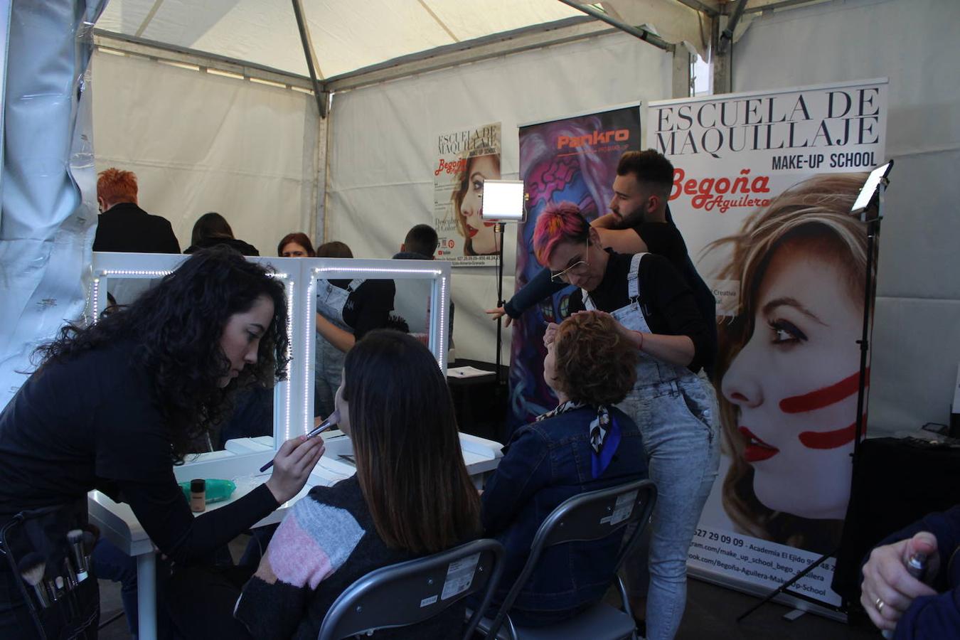 Talleres, charlas y demostraciones para niños y mayores, junto a una muestra de lo que los comercios del municipio pueden ofrecer a sus vecinos, así como actuaciones muTsicales fueron algunas de las actividades que se desarrollaron durante la jornada del sábado en la Plaza Mayor de El Ejido desde las once de la mañana y hasta las ocho de la tarde, en el marco de la celebración de la primera edición de la Feria del Comercio y la Innovación, organizada por el área de Comercio del Ayuntamiento de El Ejido en colaboración con la nueva asociación de comerciantes Innova, Crece y Brilla. 