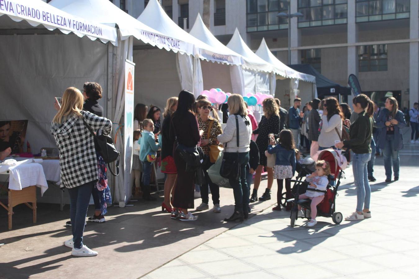 Talleres, charlas y demostraciones para niños y mayores, junto a una muestra de lo que los comercios del municipio pueden ofrecer a sus vecinos, así como actuaciones muTsicales fueron algunas de las actividades que se desarrollaron durante la jornada del sábado en la Plaza Mayor de El Ejido desde las once de la mañana y hasta las ocho de la tarde, en el marco de la celebración de la primera edición de la Feria del Comercio y la Innovación, organizada por el área de Comercio del Ayuntamiento de El Ejido en colaboración con la nueva asociación de comerciantes Innova, Crece y Brilla. 