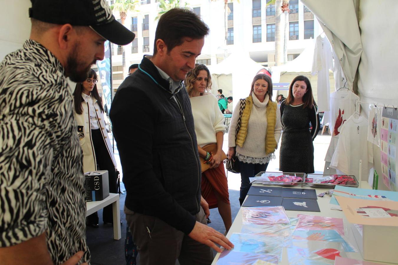 Talleres, charlas y demostraciones para niños y mayores, junto a una muestra de lo que los comercios del municipio pueden ofrecer a sus vecinos, así como actuaciones muTsicales fueron algunas de las actividades que se desarrollaron durante la jornada del sábado en la Plaza Mayor de El Ejido desde las once de la mañana y hasta las ocho de la tarde, en el marco de la celebración de la primera edición de la Feria del Comercio y la Innovación, organizada por el área de Comercio del Ayuntamiento de El Ejido en colaboración con la nueva asociación de comerciantes Innova, Crece y Brilla. 