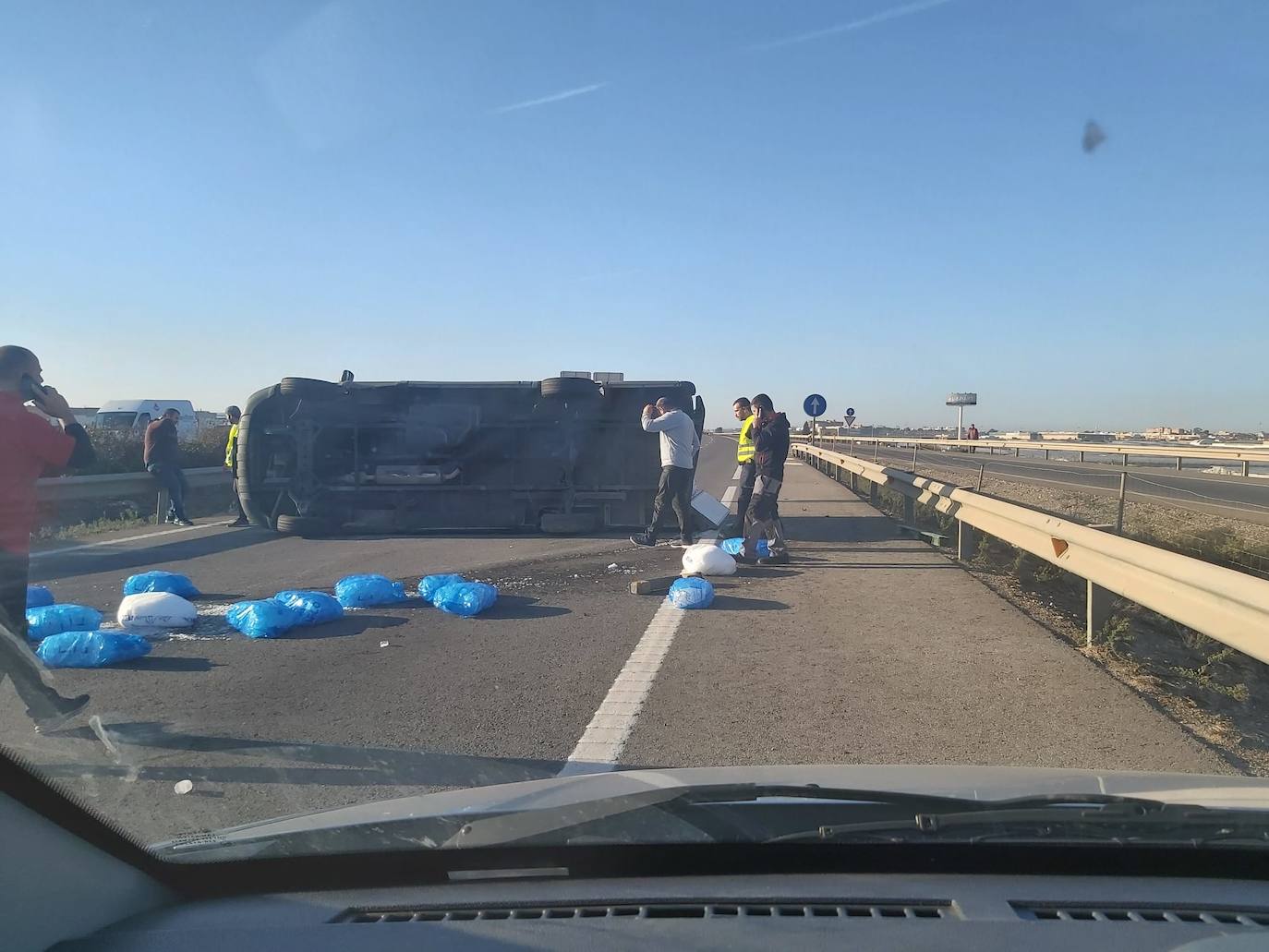 Vehículo volcado en la A-7 a su paso por El Ejido, esta mañana. 