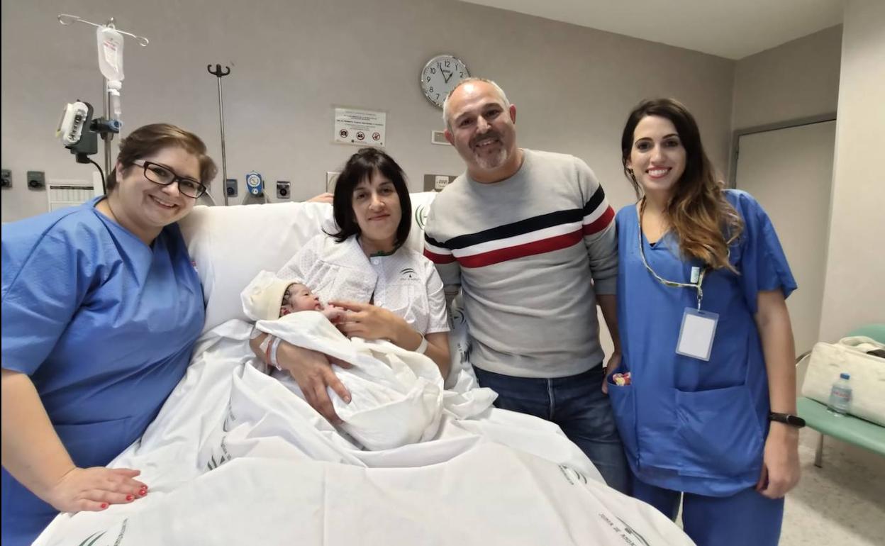 Francisco, con sus padres y personal sanitario.