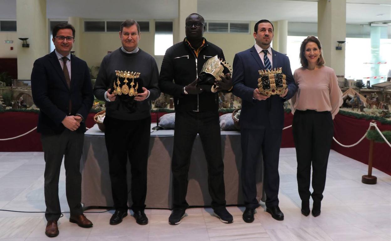 El alcalde entrega las coronas a los emisarios de los Reyes Magos de Oriente