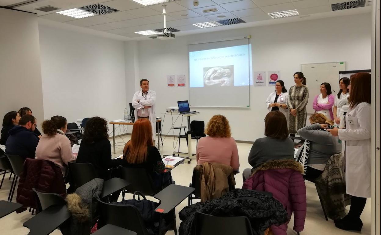 El Hospital de Poniente pone en marcha una Escuela de Pacientes de Dolor Crónico