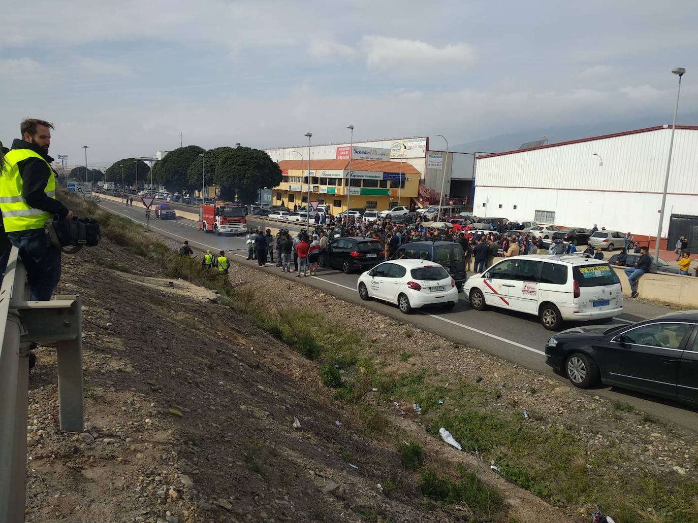Miembros de las principales organizaciones agrarias y representantes del PP, Ciudadanos y Vox se concentran en el Polígono La Redonda de El Ejido por la crisis de rentabilidad de los productos hortofrutícolas.