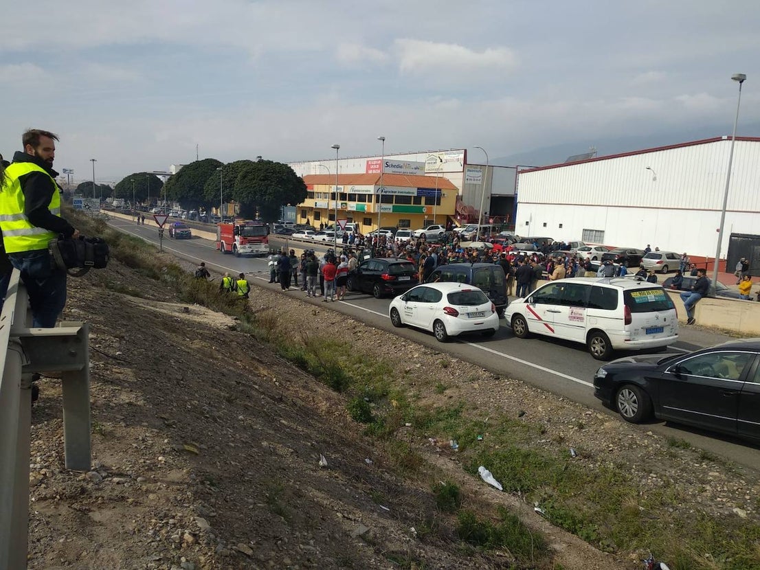 Miembros de las principales organizaciones agrarias y representantes del PP, Ciudadanos y Vox se concentran en el Polígono La Redonda de El Ejido por la crisis de rentabilidad de los productos hortofrutícolas.