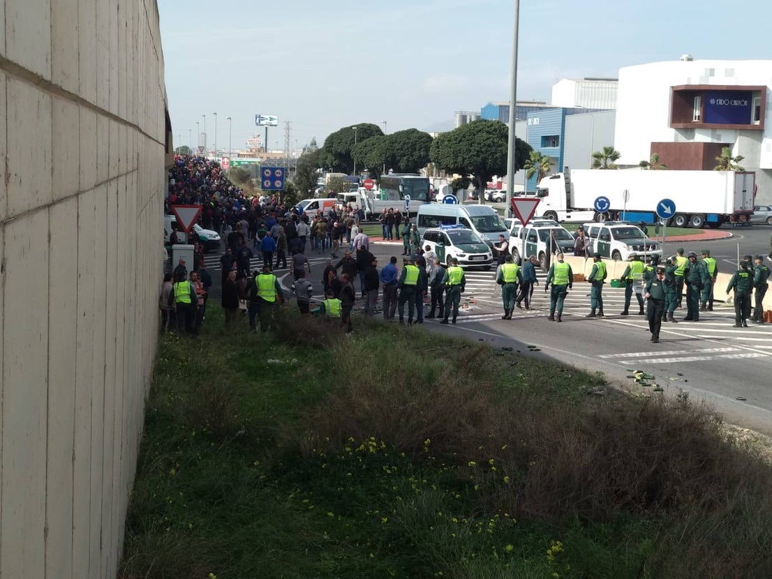 Miembros de las principales organizaciones agrarias y representantes del PP, Ciudadanos y Vox se concentran en el Polígono La Redonda de El Ejido por la crisis de rentabilidad de los productos hortofrutícolas.