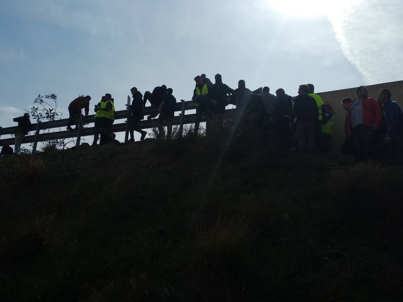 Miembros de las principales organizaciones agrarias y representantes del PP, Ciudadanos y Vox se concentran en el Polígono La Redonda de El Ejido por la crisis de rentabilidad de los productos hortofrutícolas.