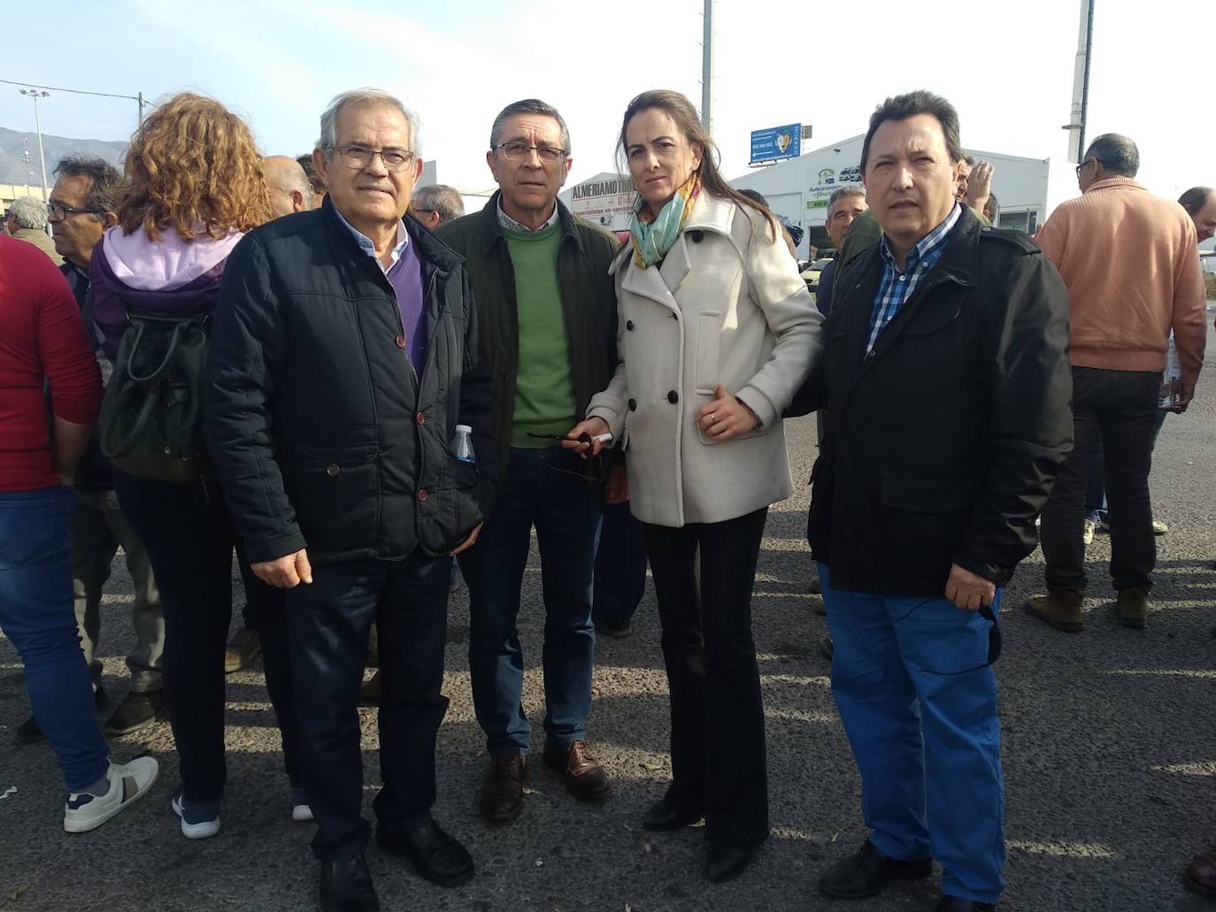 Miembros de las principales organizaciones agrarias y representantes del PP, Ciudadanos y Vox se concentran en el Polígono La Redonda de El Ejido por la crisis de rentabilidad de los productos hortofrutícolas.