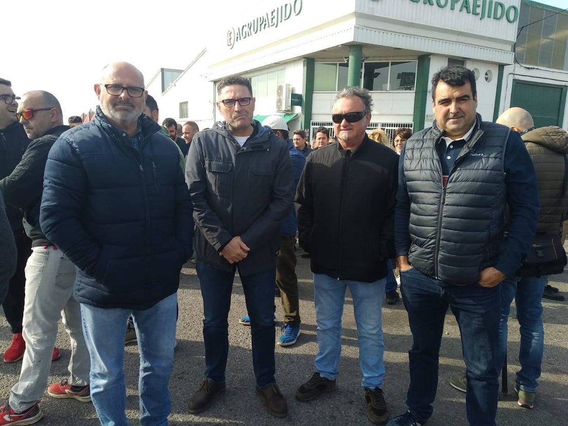 Miembros de las principales organizaciones agrarias y representantes del PP, Ciudadanos y Vox se concentran en el Polígono La Redonda de El Ejido por la crisis de rentabilidad de los productos hortofrutícolas.